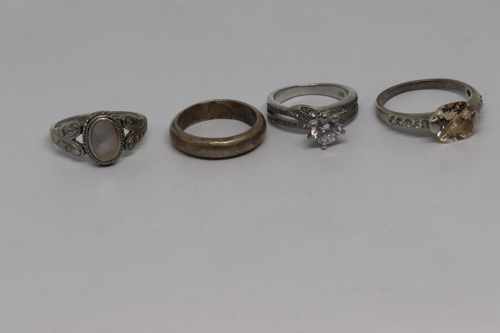 Lot of 4 ladies rings (1 of 3)
