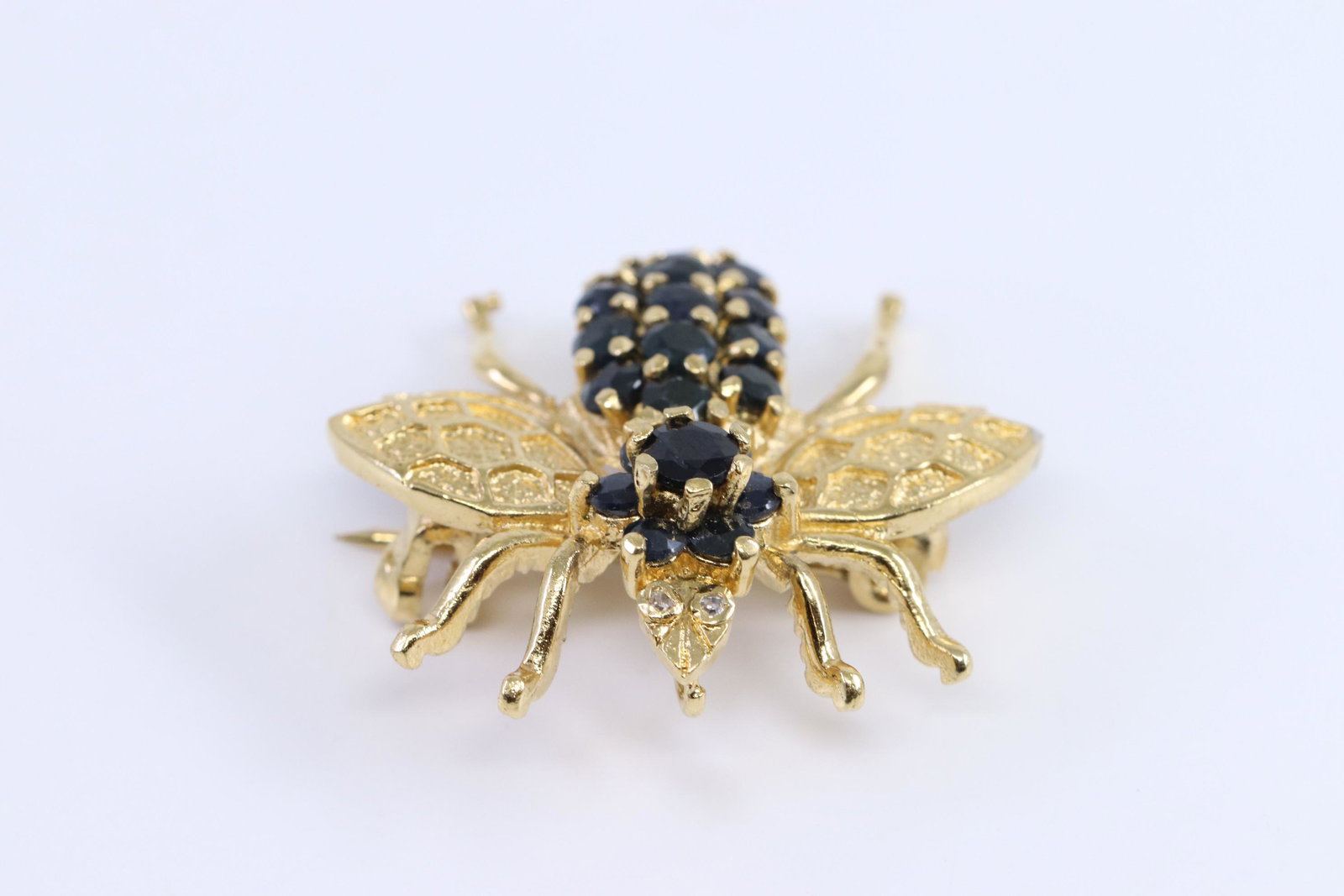 925 Bee Pin: This is a 925 bee Pin. This Pin has sapphire stones the pin locket is missing. Total pin weight is 4.80g.