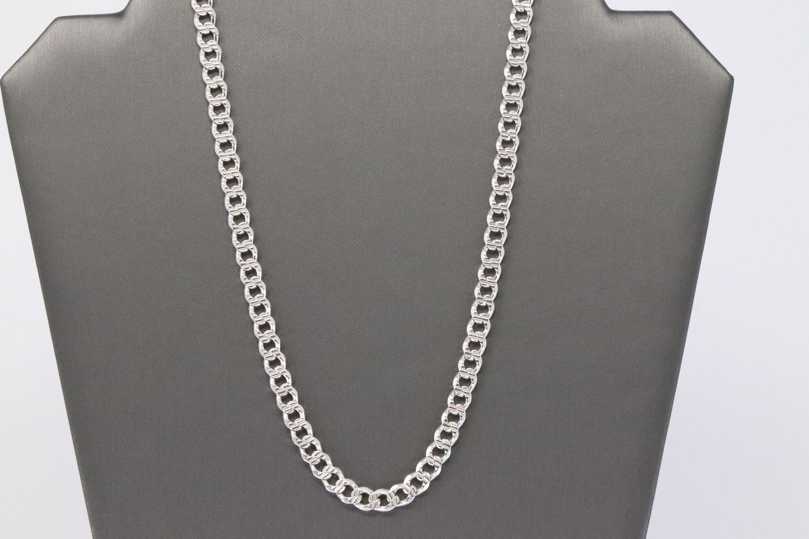 925 Silver Men's Chain.: This is a 925 Silver Men's Chain. This chain is in a very good condition. Chain total weight is 42.80g.