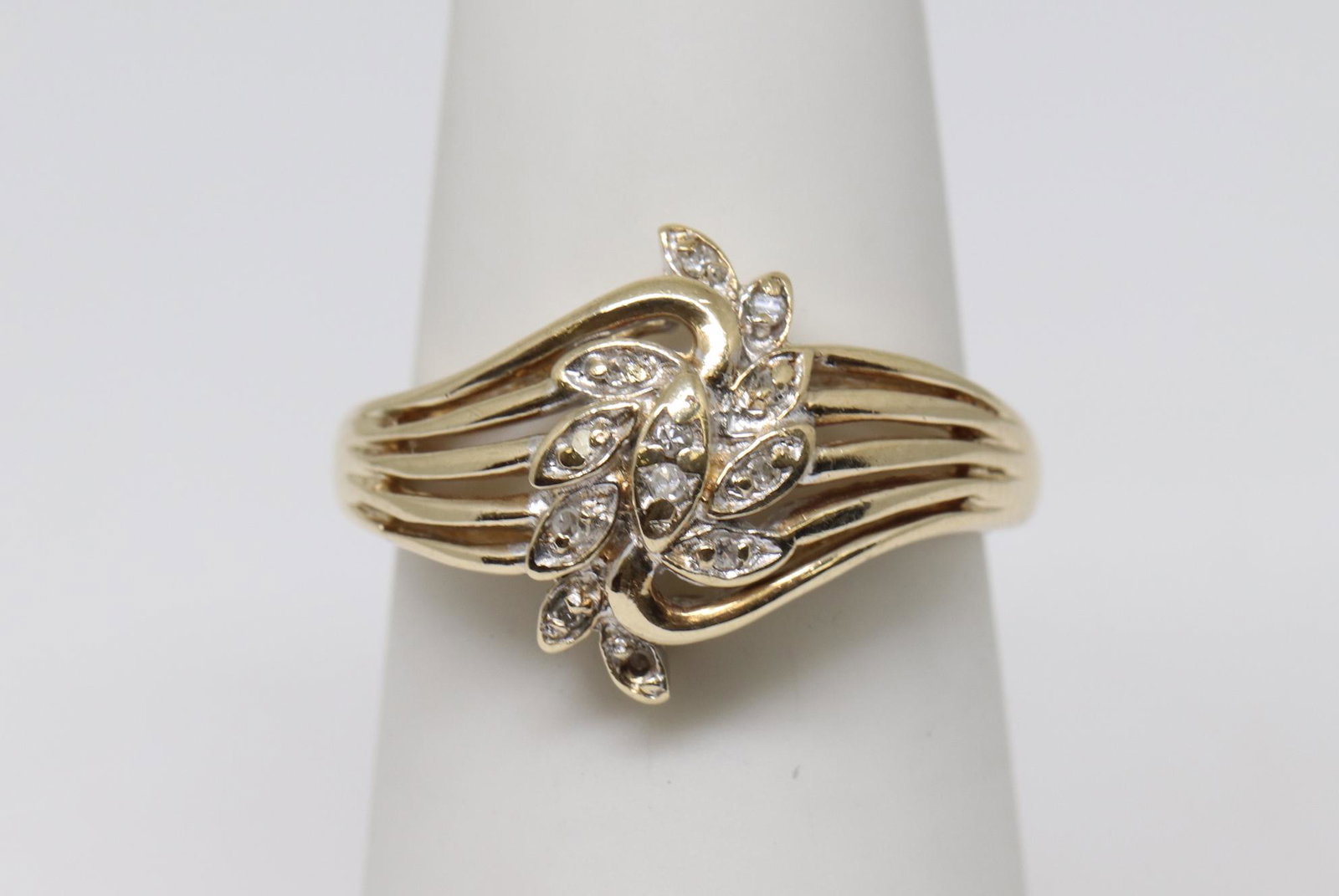 Diamond Ring: Beautiful 10k yellow gold diamond ring with a total 10 round diamonds. The weight on the diamonds are approx 0.12tcw. The weight on the ring is 3.6g and size is 5.75..