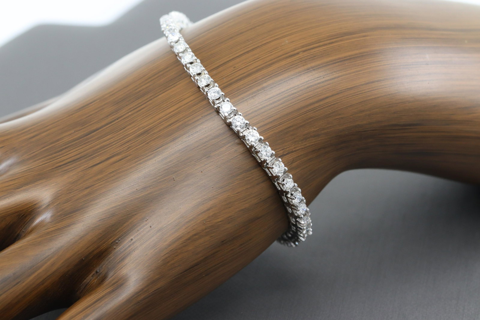 14KT Diamond Tennis Bracelet (3.50cttw): A gorgeous 14kt White Gold Diamond Tennis Bracelet. The bracelet has a total of 44 round brilliant diamonds which weighs approx 3.50cttw. The diamonds are VS1-VS2 carity, G-H color. Length 6.50". Weig