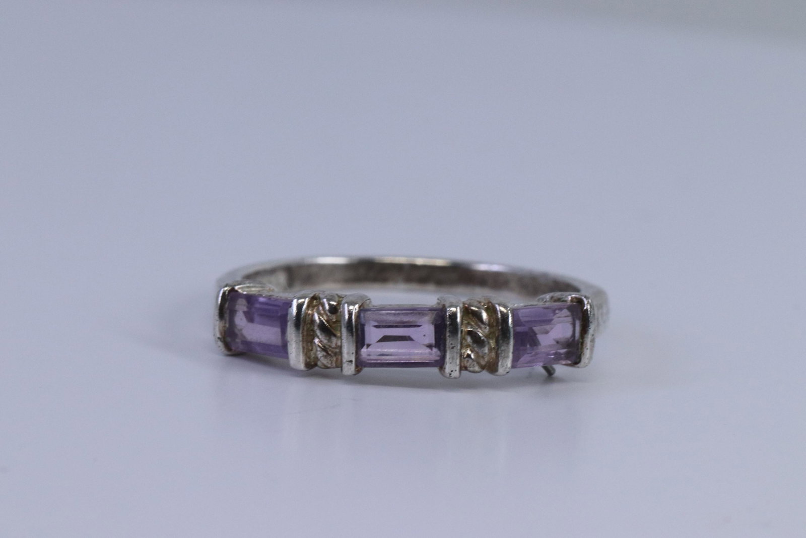 925 Silver Ladies Ring.: This is a 925 silver ladies ring. This ring has stones not tested. Ring size is 8. total ring weight 2.30g.