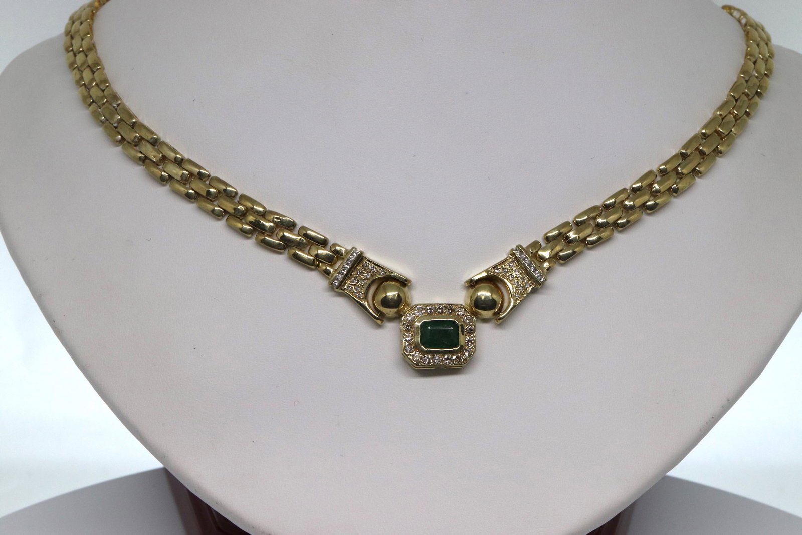 14k Diamond/Emerald Neckalce: This is a gorgeous necklace Inspired by Cartier. The Necklace has total of approx 0.78-1.00tcw. The Emerald stone in the center measures 6.50x4.80mm. Total weight is 38.7g.