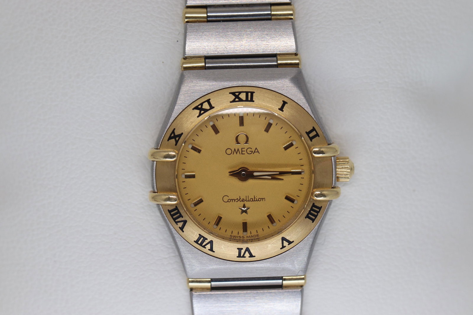 Omega Constellation 6553/865 18k / Stainless Steel: A ladies Beautiful Authentic Omega Constellation 18k/ stainless steel quartz watch. The watch is in great condition and full working. Gender: Women's Brand: OMEGA Features: 12-Hour Dial Movement: Quar