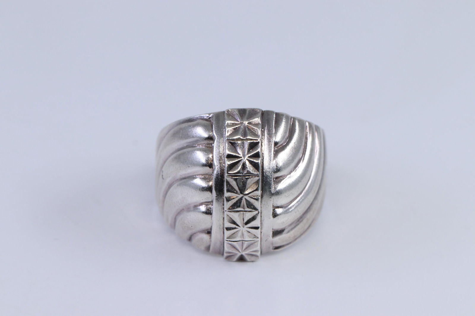 925 Silver Ladies Ring. (1 of 3)