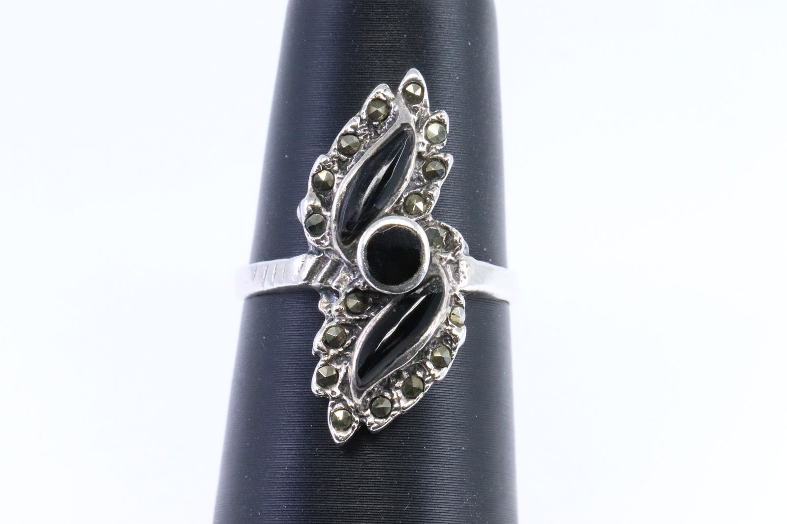 Ladies 925 Silver Ring. (1 of 3)