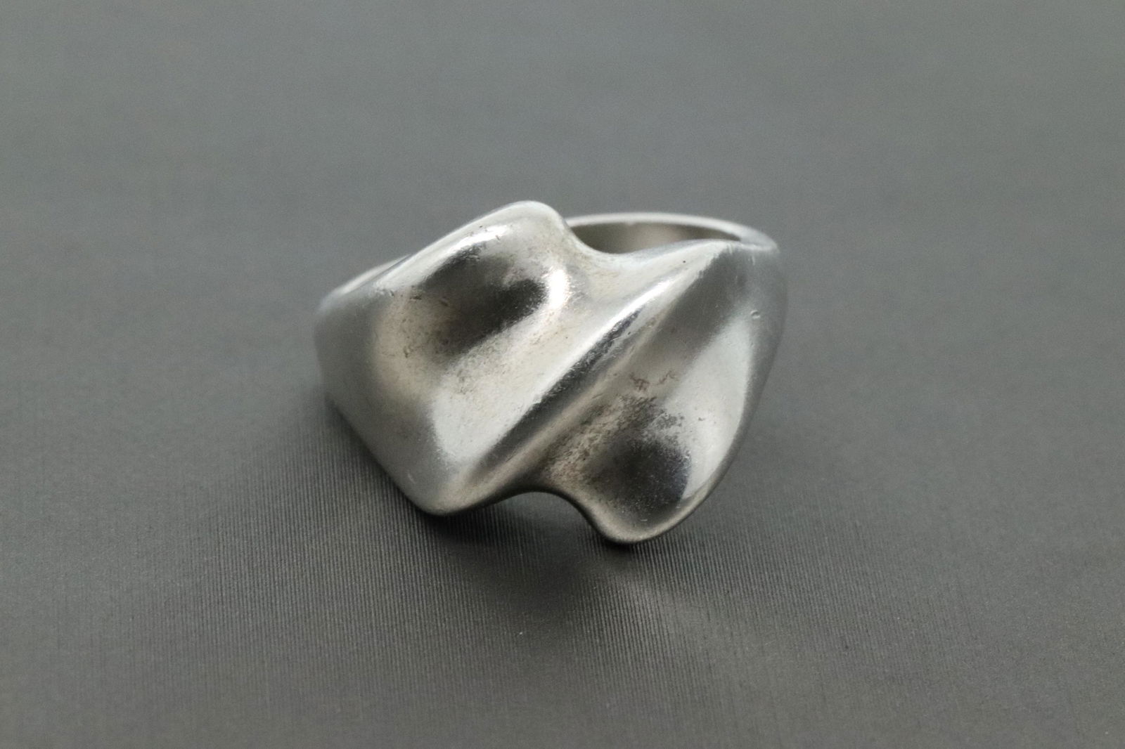 925 Solid Ladies Ring. (1 of 4)