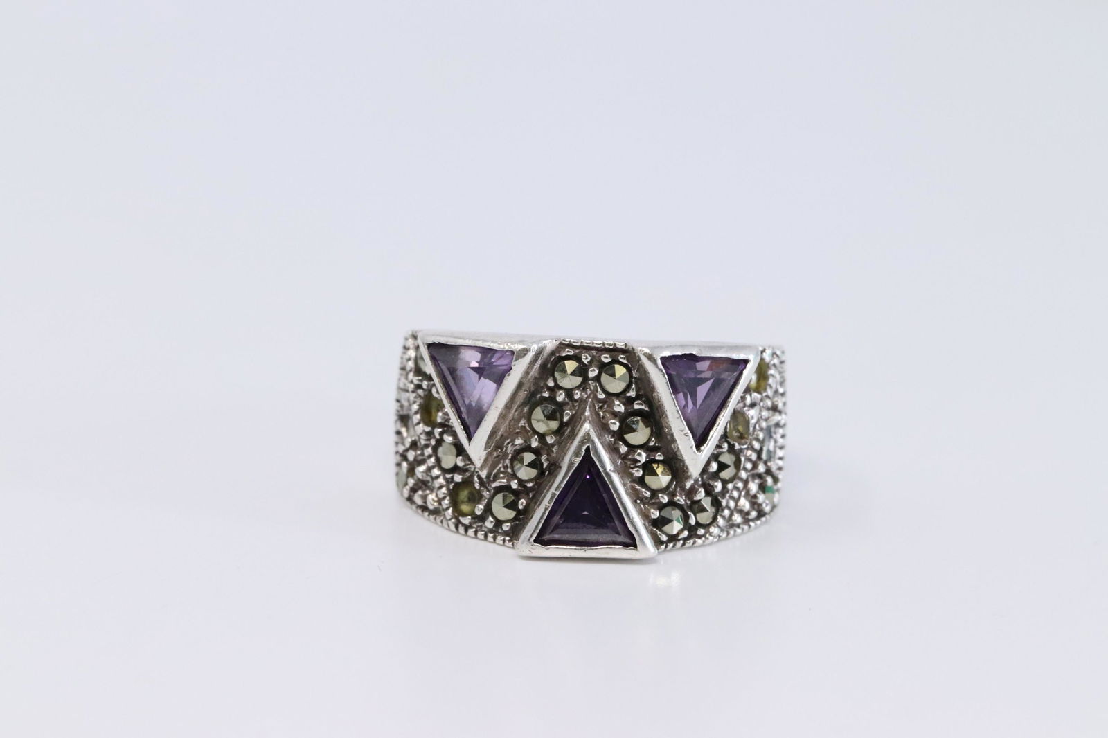 Ladies Silver Ring. (1 of 3)