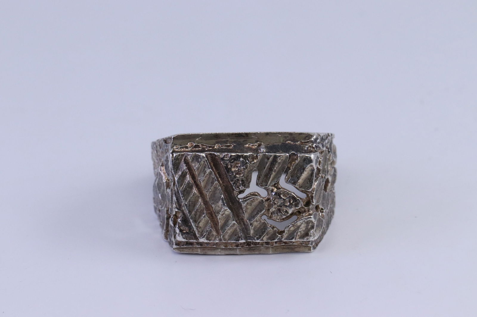 925 Silver Men's Nugget Cut Ring. (1 of 2)