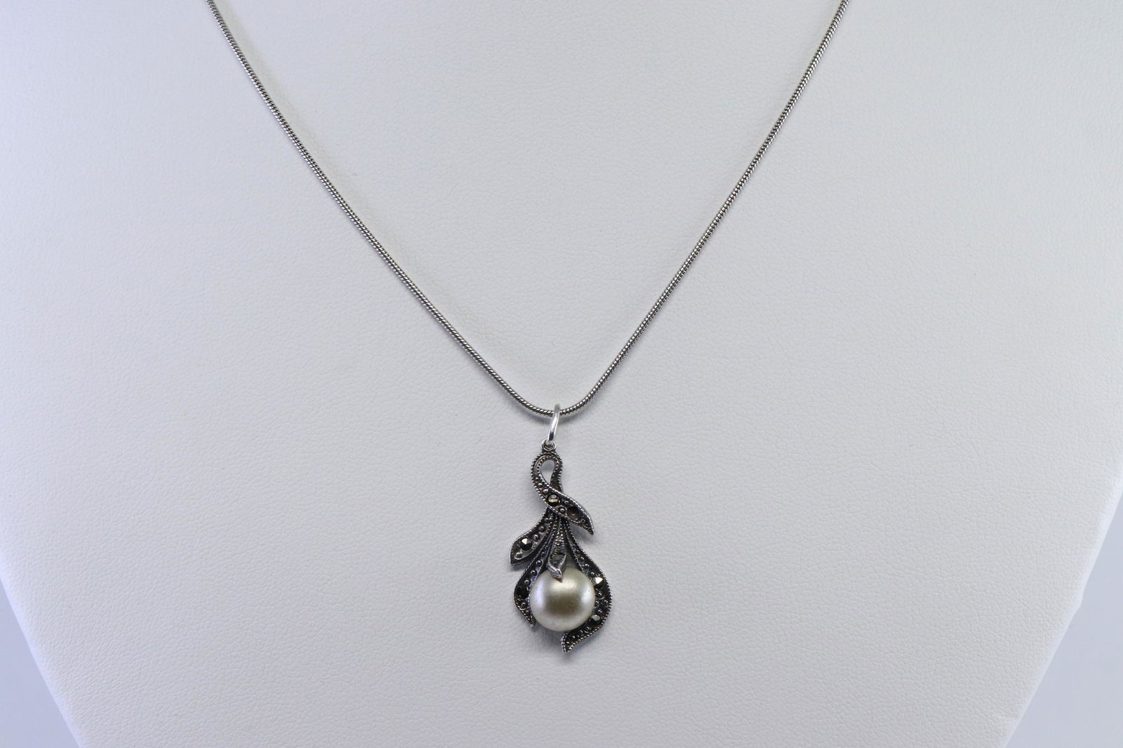 925 Silver Ladies Necklace. (1 of 4)