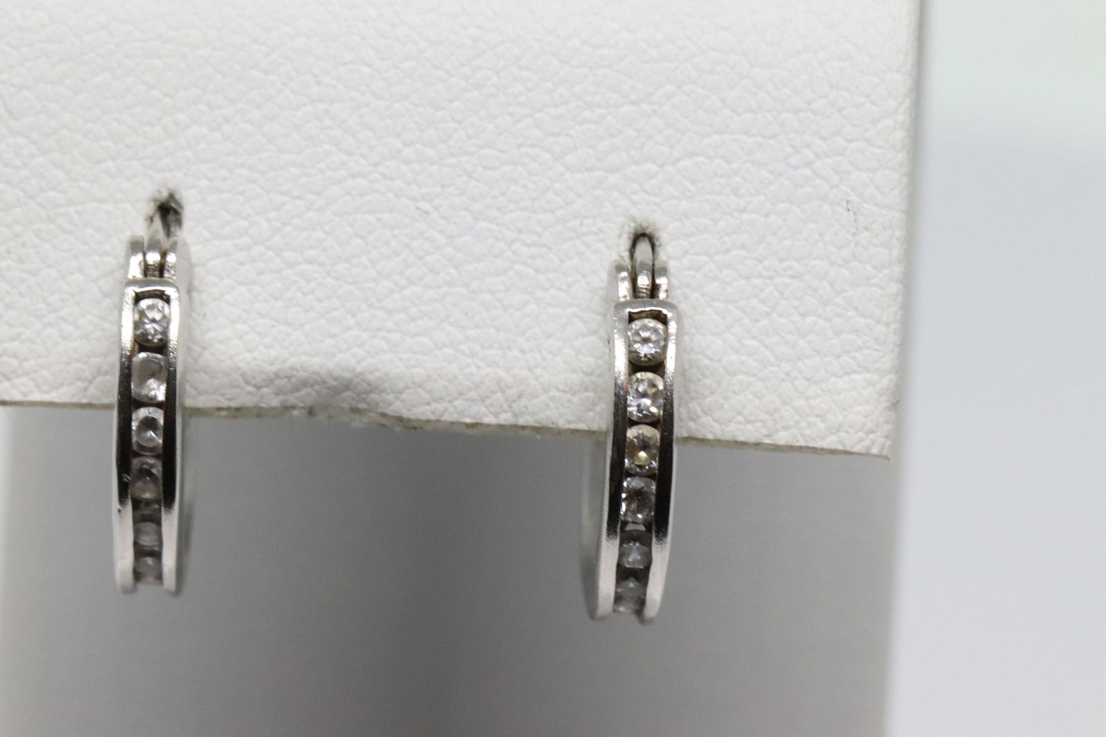 Ladies 925 Silver Earrings. (1 of 2)