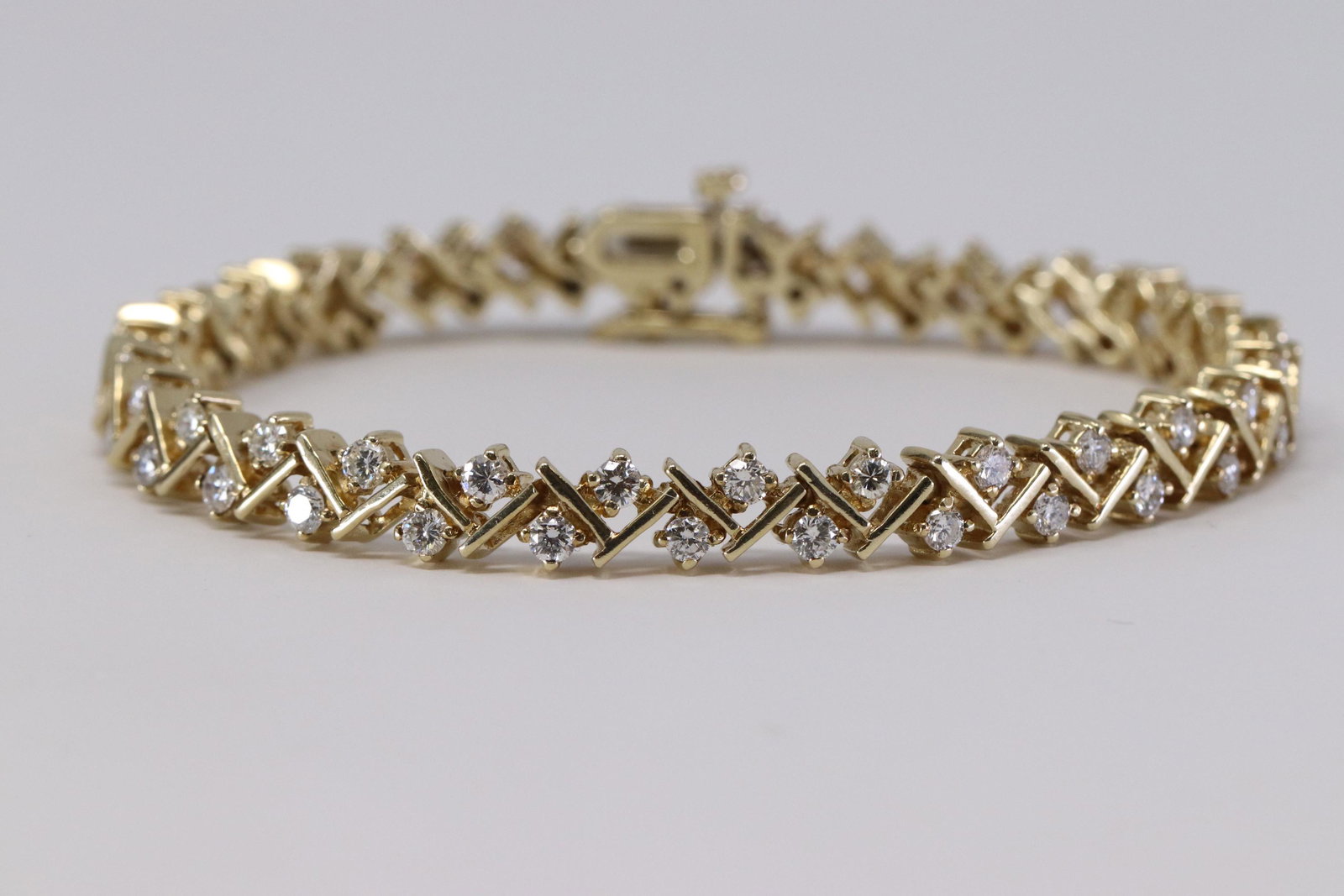 14Kt Ladies Diamond Bracelet.: This is a 14Kt Ladies Diamond Bracelet. This Bracelet has 56 round brilliant diamonds. The diamonds weight approx: 2.80 CTW diamonds are VS- SI clarity. Bracelet Length: 7.50". Total bracelet weight i