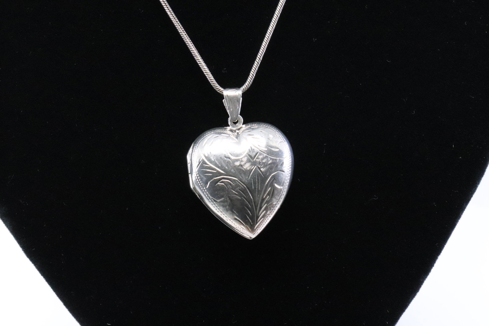 Sterling Silver .925 Heart Necklace: A ladies .925 necklace with heart pendant/ locket. Length: 20.00". Total weight: 23.30 grams.