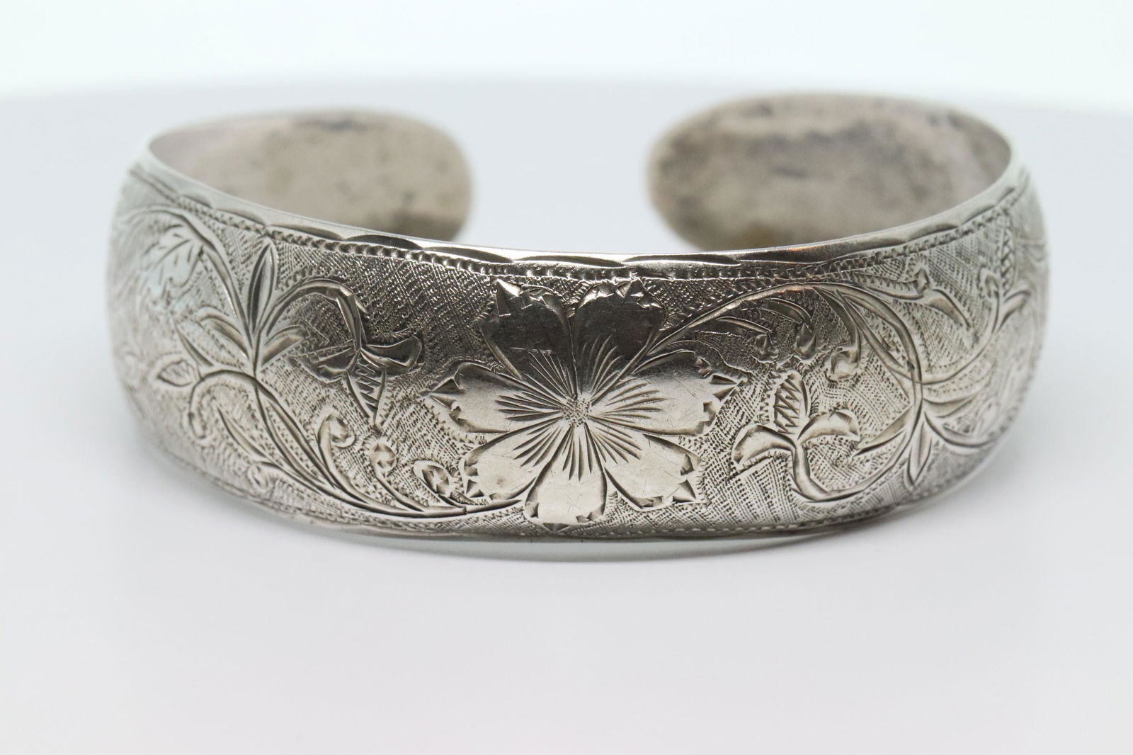 Ladies 925 Silver Flower Bangle. (1 of 3)