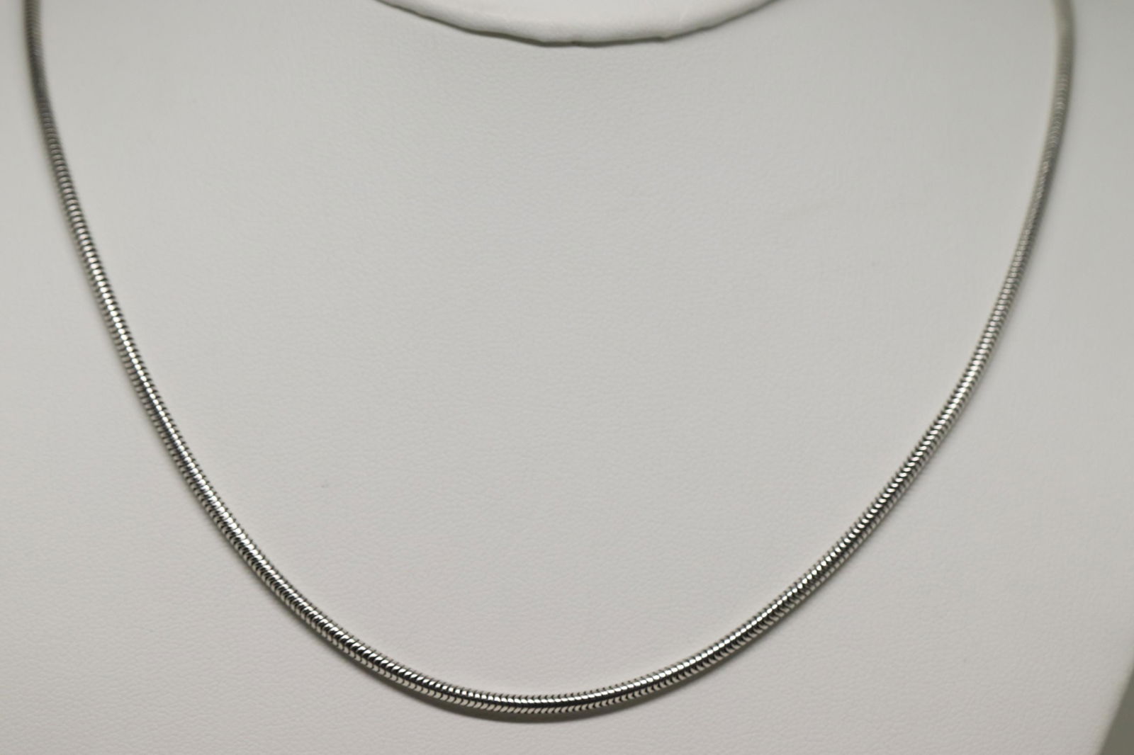 925 Silver Chain: This is a solid 925 silver chain.total weight is 17.90g.