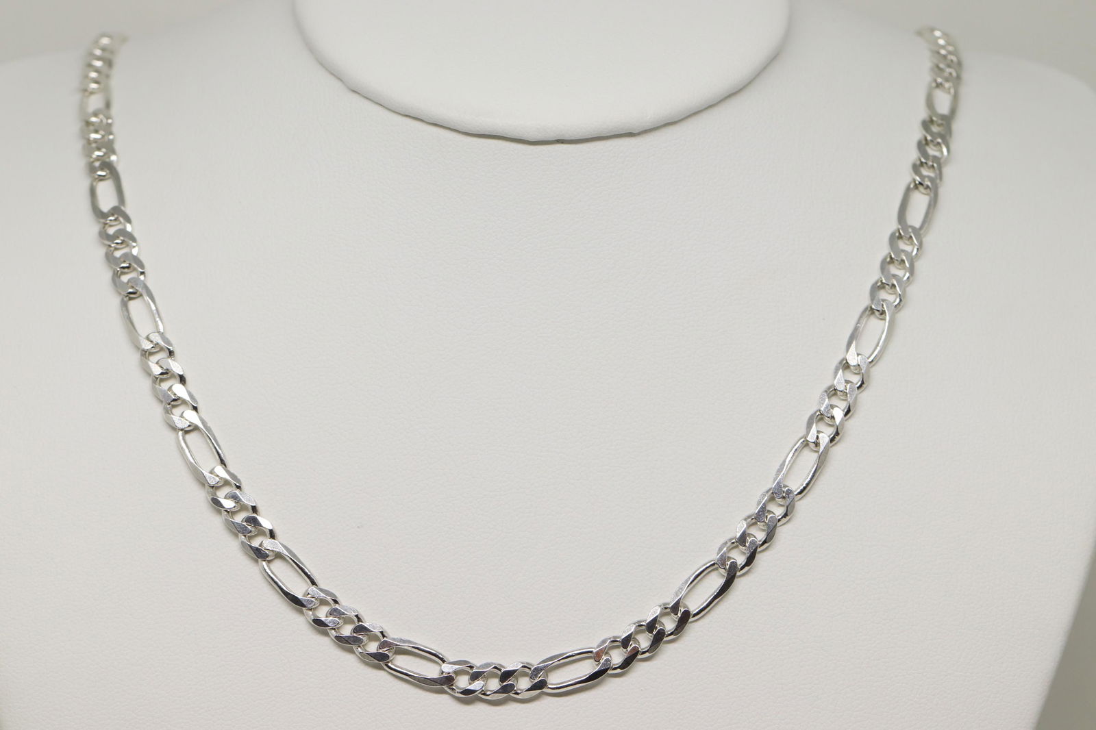 925 Silver Men's Chain: This is a 925 silver mens chain. This chain is in a very good condition. Chain total weight is 23.50g.