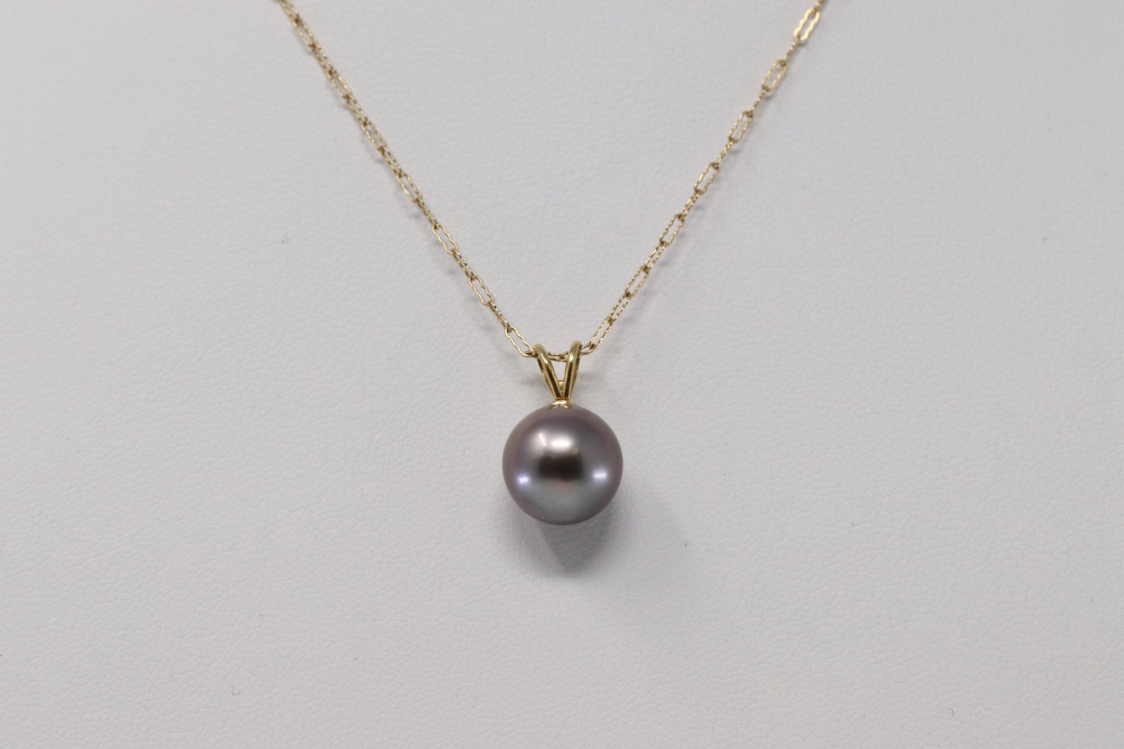 14Kt Yellow Gold Tahitian Pearl: A Ladies 14kt Yellow Gold Necklace with a Tahitian pearl pendant. The Pearl measures 11.53mm. Necklace length: 17.00". Total weight: 3.70 grams.