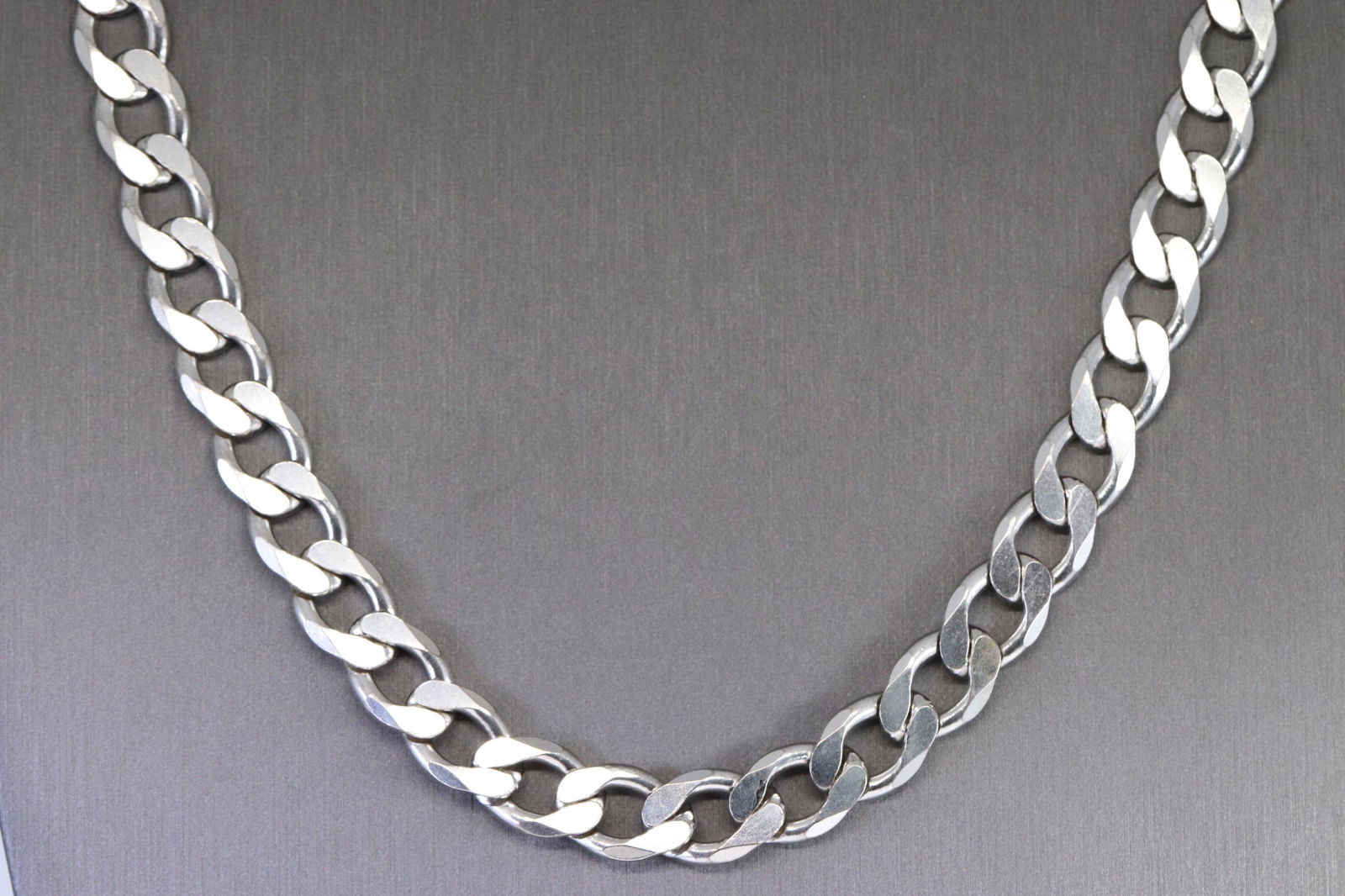 925 Silver Men's Chain: This is a 925 silver men's heavy chain. This chain is in a very good condition. Chain Length 21.5'' in. Total chain weight is 104.20g.