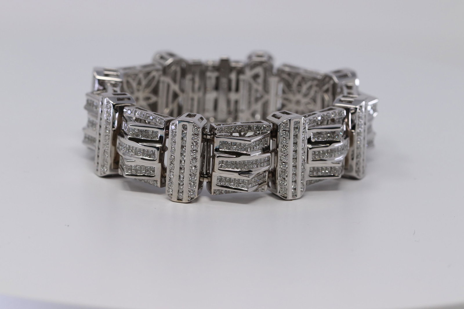 20.00ctw 14Kt White Gold Men's Diamond Bracelet: A Men's 14kt White Gold Diamond bracelet. This Diamond fancy link bracelet has a total of 912 diamonds. Diamonds weight approx 20.00ctw. Shape: Round Brilliant Diamonds and Princess Cut Diamonds. Qual