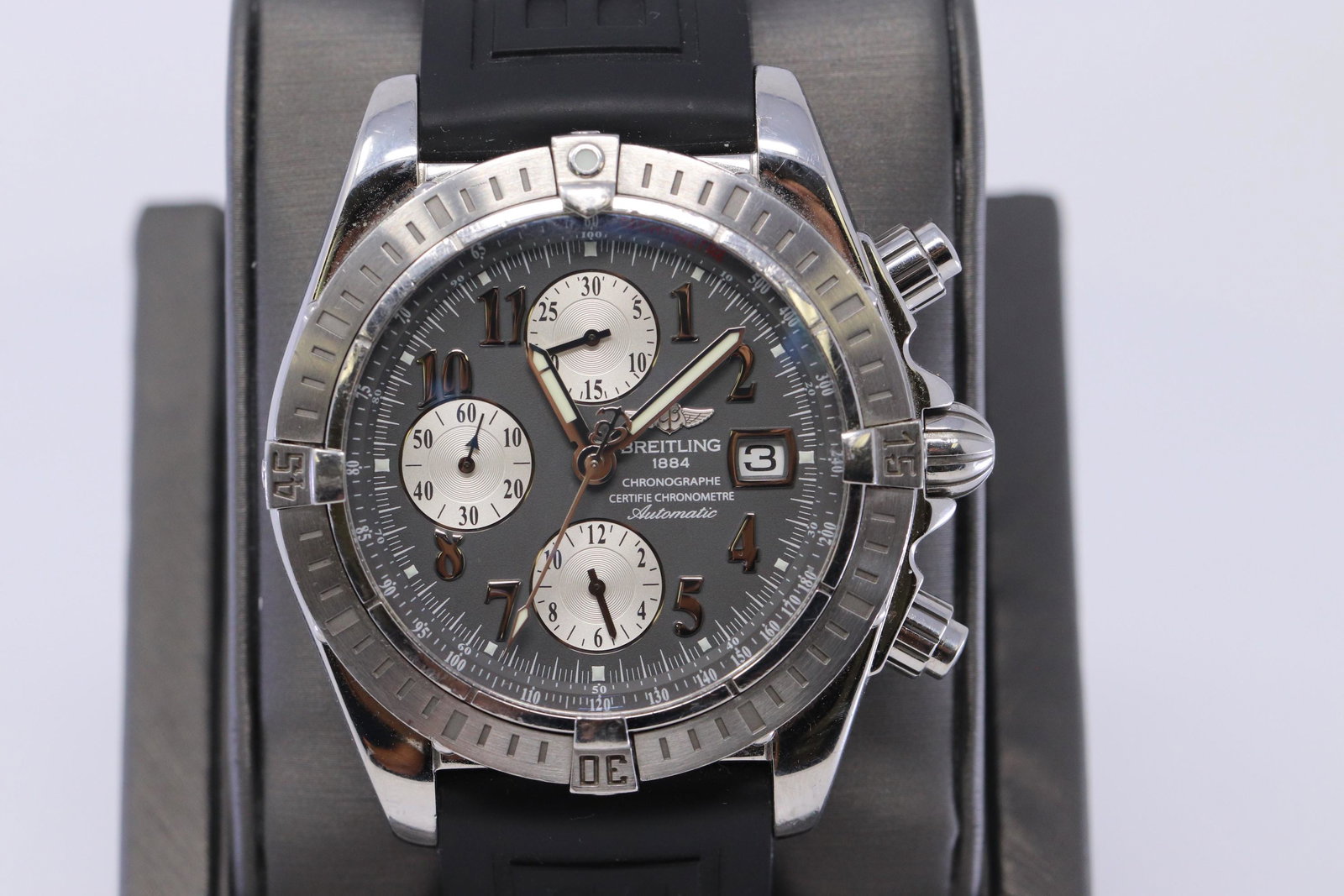 Breitling Chronomat Evolution Grey Dial. 44mm. A13356: Brand:BreitlingReference:A13356Model:Chronomat 44Gender:Men'sMovement:AutomaticDial Color:GreyDisplay:AnalogBezel Material:Stainless SteelBezel Funtion:Uni-directional RotatableCrown Material:Stainles