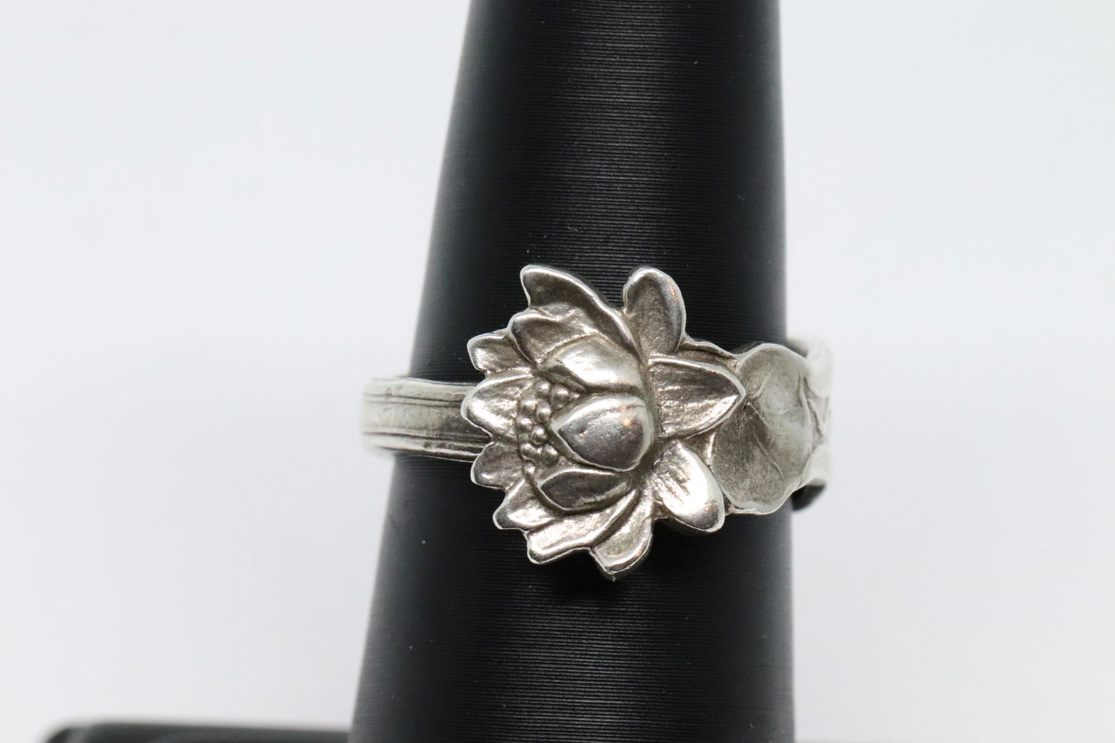 VTG Ladies 925 Silver Flower Ring. (1 of 3)