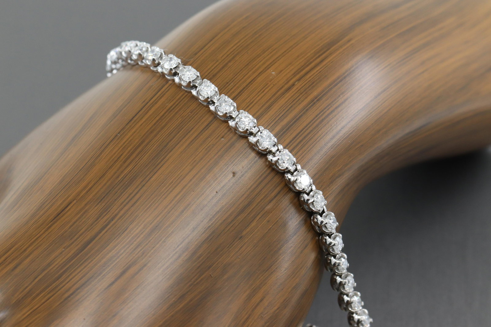 14Kt Diamond Tennis Bracalet 3.50tcw: A 14Kt White Gold Diamond Tennis Bracelet. The bracelet has a total of 43 round brilliant diamonds. The diamond weight approx 3.50tcw VS- SI clarity, G-H color. The bracelet length is: 8.00". Total we