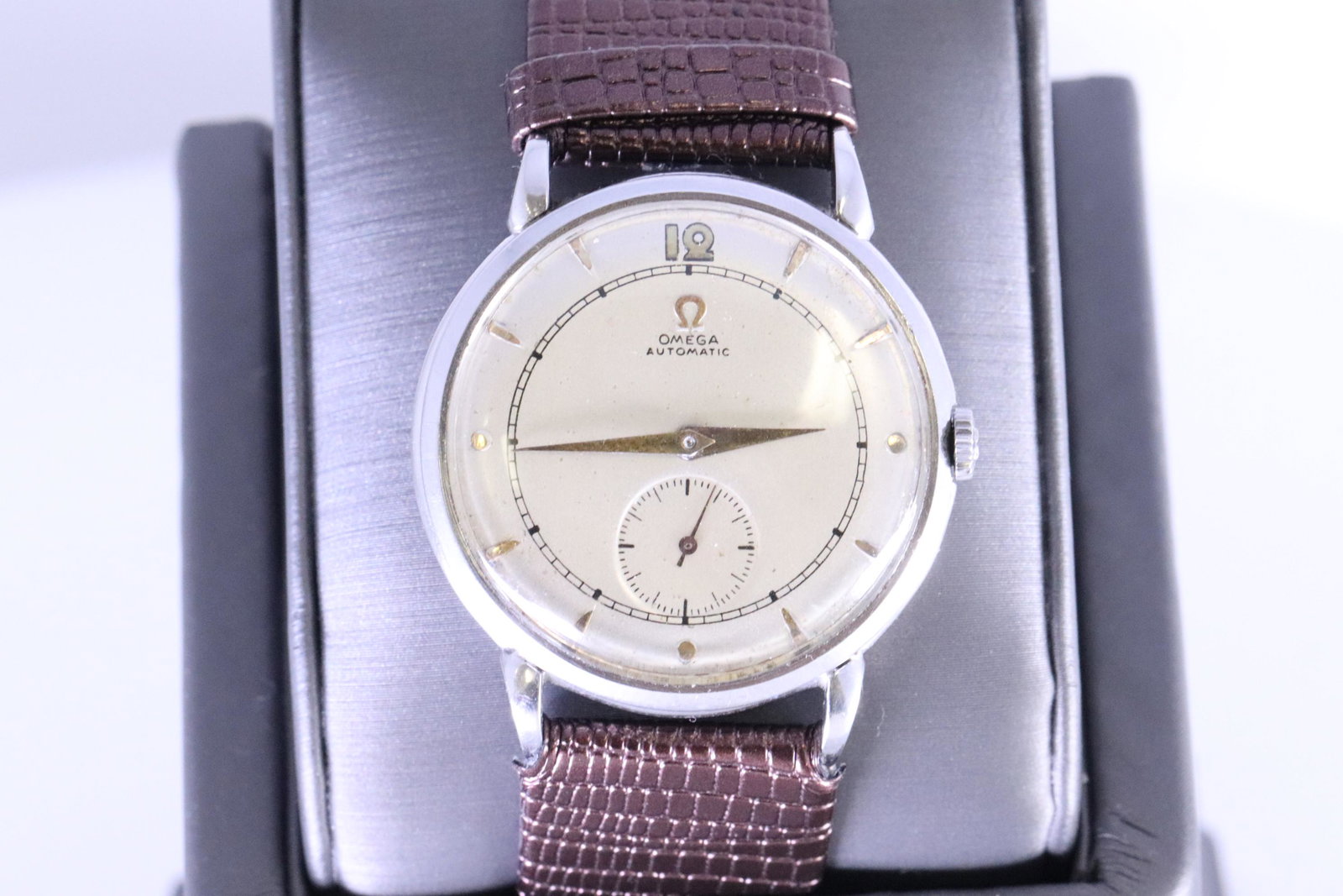 Vintage Omega Automatic Watch: Vintage Omega Stainless Steel automatic watch. Ref: 2398-3 H. Seveteen Jewels. Watch is in working condition. Band is aftermarket. Self winding watch. Case size: 35mm. Cal: 332.