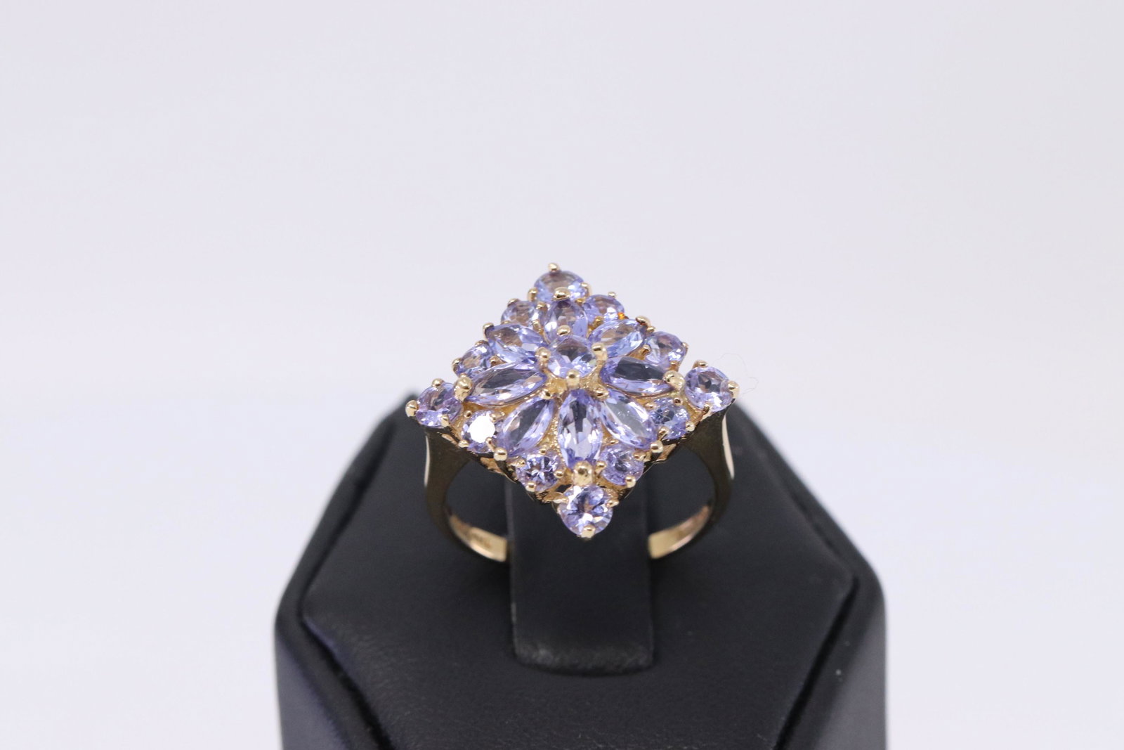 14kt Tanzanite Ladies Ring: A gorgeous 14kt Yellow Gold ring. The ring has round and pear shape tanzanite. The ring size is 7.00. Total weight of the ring is 3.80g.