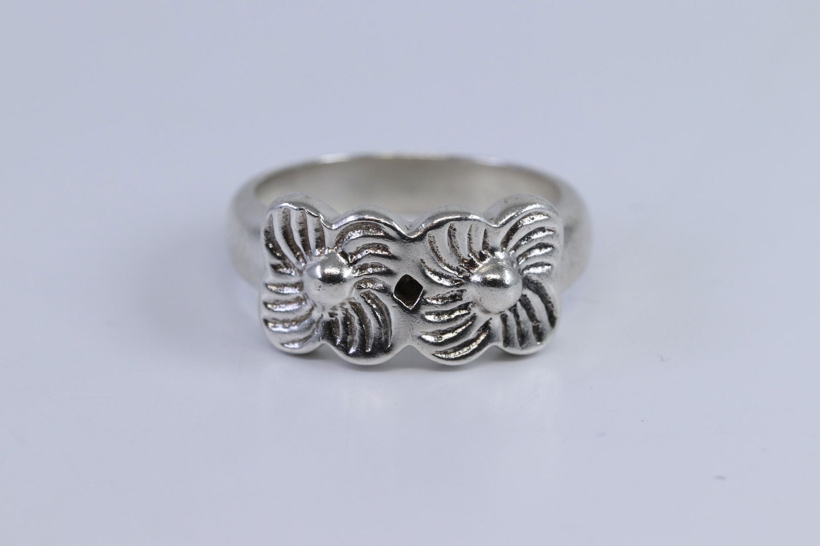 925 Silver Ladies Flower Ring. (1 of 3)