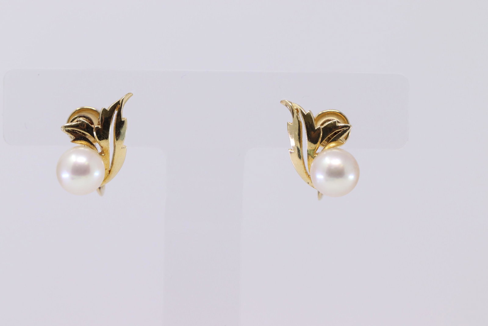 14Kt Ladies Pearl Earrings: A ladies 14kt Yellow Gold Earrings with White Pearls. The Pearls measure about 7.50mm each. Backings are Omega style backings. Total weight: 5.10 grams.
