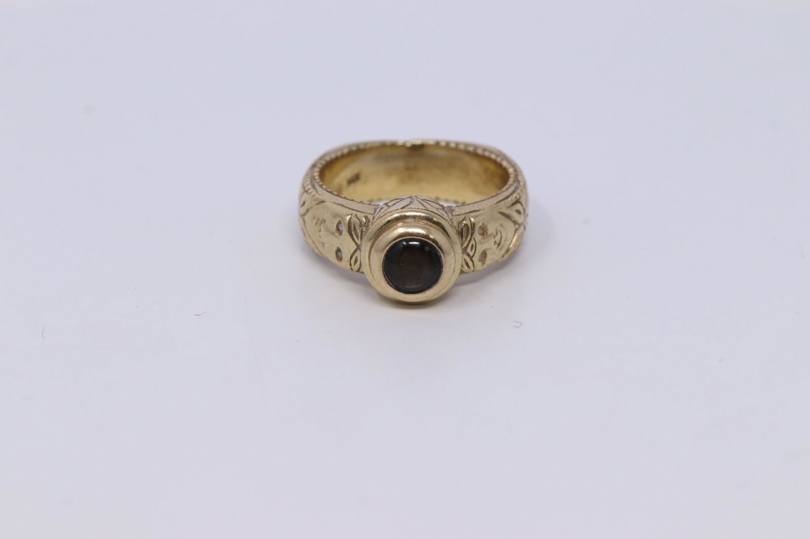 14Kt Art Deco Cat Eye Ring: A ladies 14kt Yellow Gold Art Deco ring. Ring has a grey gemstone set on the center. Ring has beautiful detailed engravings on the sides and around the ring. Ring size: 5.50. Total weight 11.10 grams.