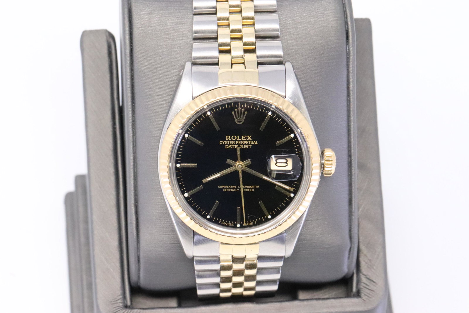 Rolex DateJust 36mm Two Tone 18kt: A Pre-owned Two Tone Rolex DateJust, 36mm. Ref: 16013. Gold 18kt. Quickset. Series 6. Normal wear and light scratches. Working condition.