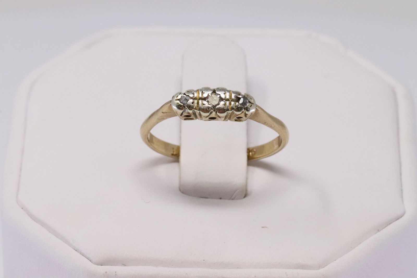 10Kt Vintage Diamond Ring: 10Kt Ladies Yellow Gold Vintage Diamond Ring. Marking inside 9ct. Ring size: 6.50.