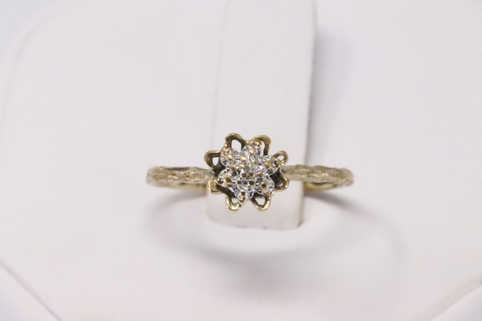 Vintage Diamond Ring.: Ladies Yellow Gold Vintage Diamond Ring. Ring has Diamonds whit a Style of flower in the center. Ring size: 6.00. Total weight: 1.23 grams.