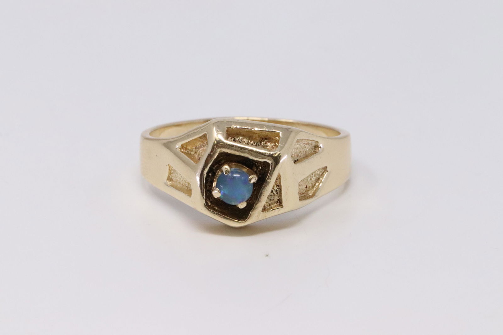14Kt Opal Ring . (1 of 4)