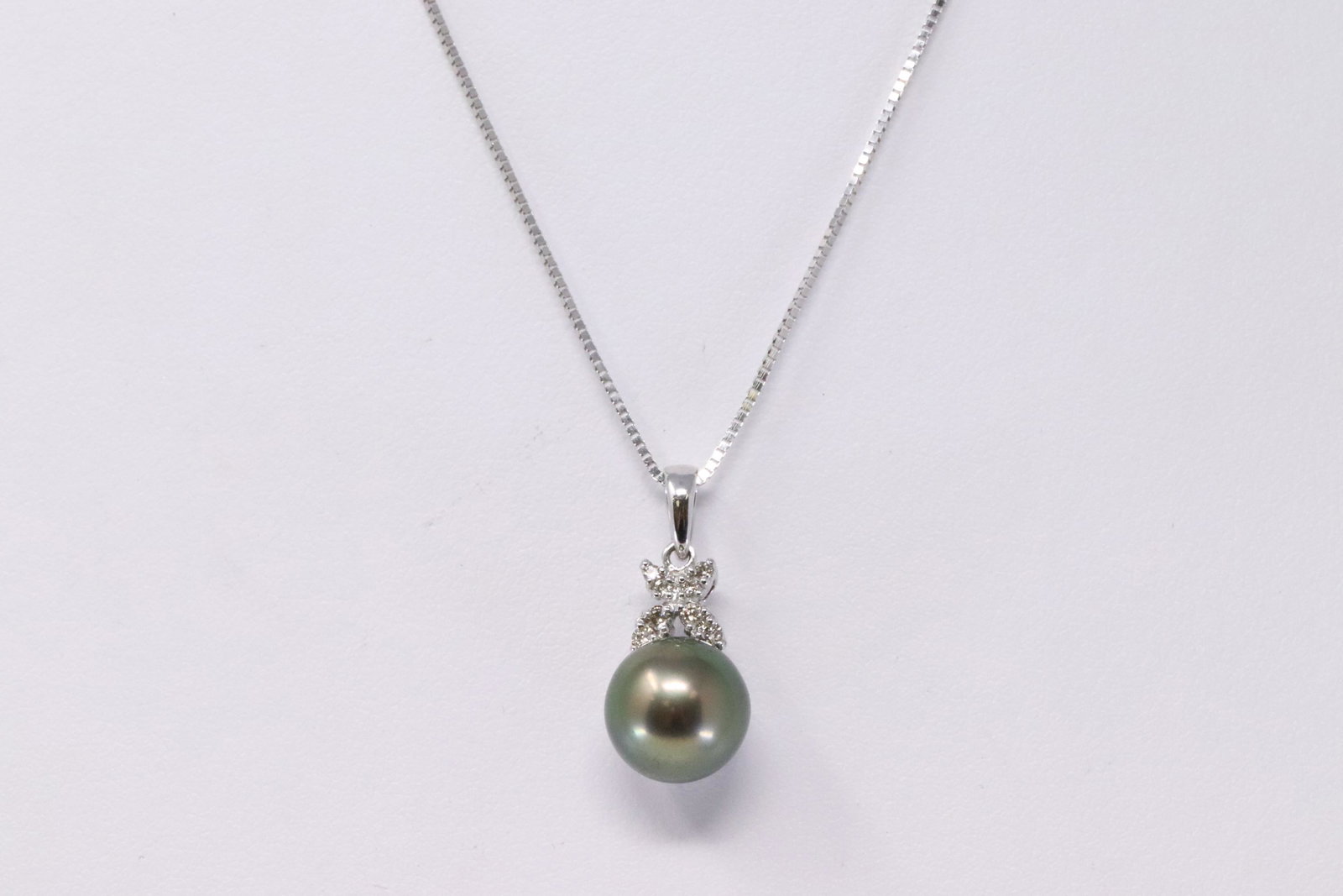 14Kt Tahitian Pearl & Diamond Pendant.: A Ladies 14Kt White Gold Tahitian Pearl and Diamond Pendant. Pendant has 1 Pearl in the center and 8 Brilliant diamoonds. Necklace is 14Kt and Legth: 16.00in. Total weight: 3.55 grams.