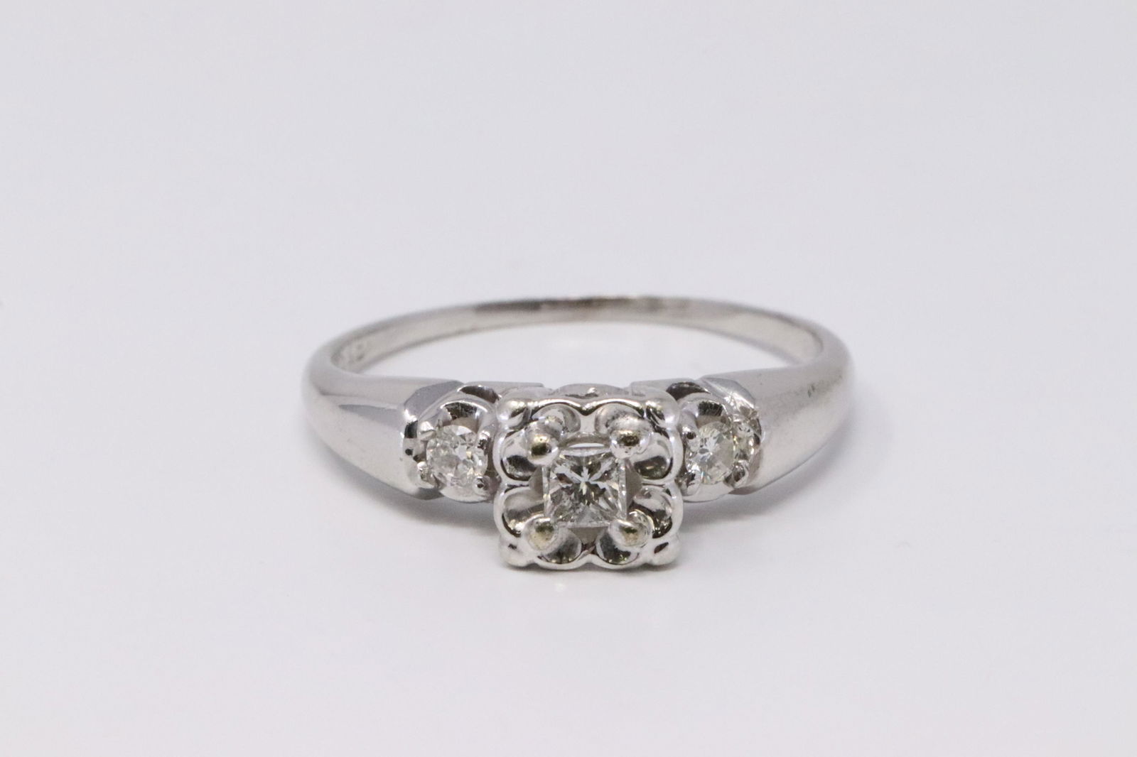 14Kt Vintage Diamond Ring. (1 of 4)
