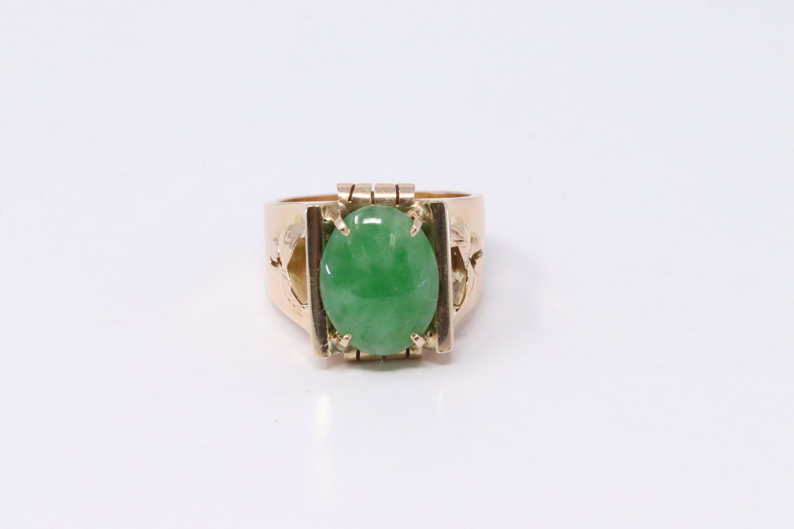 18KT Yellow Gold Ring w/ Jade in the center (1 of 4)