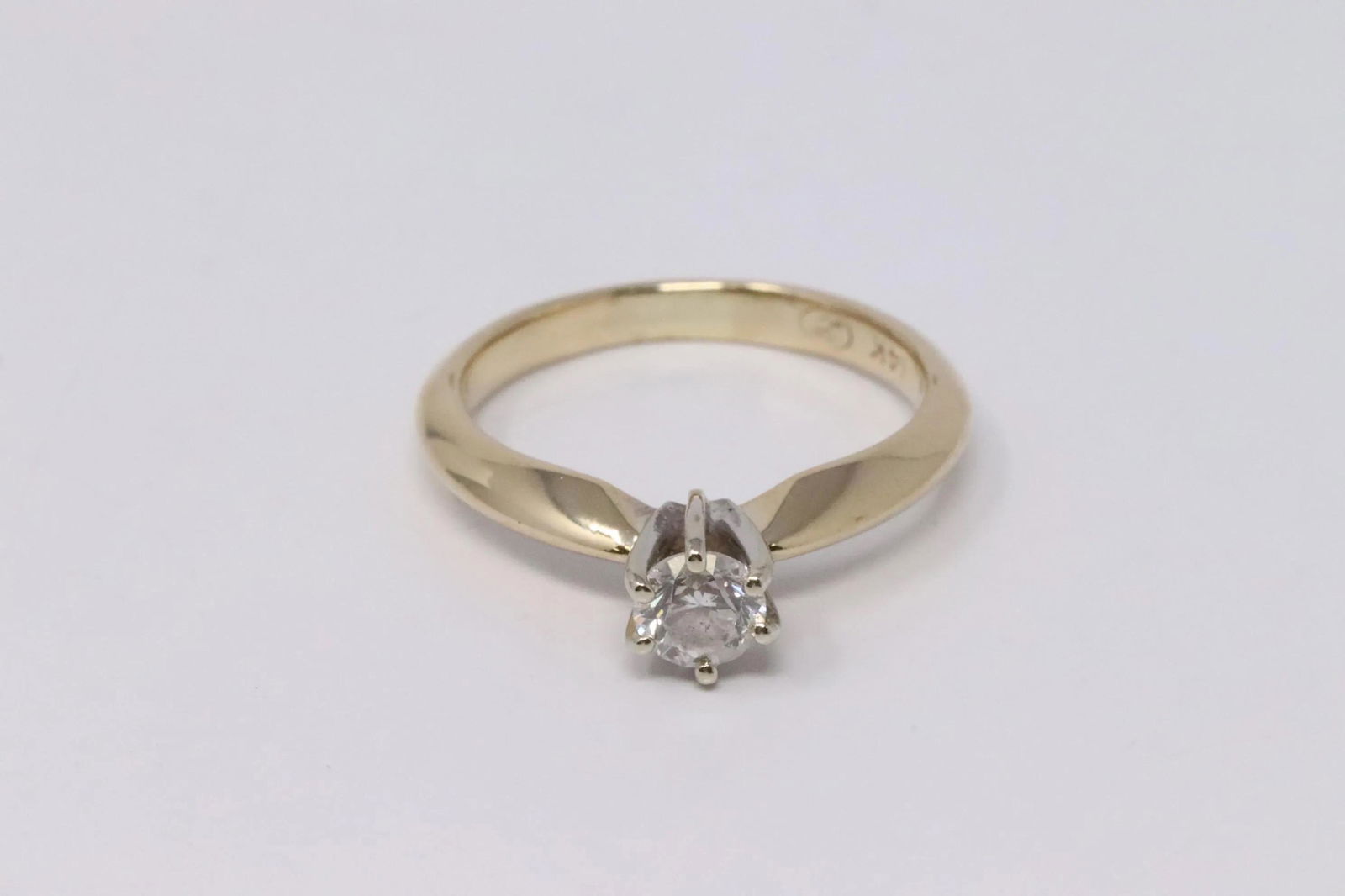14KT Ladies Solitare Diamond Ring. (1 of 1)