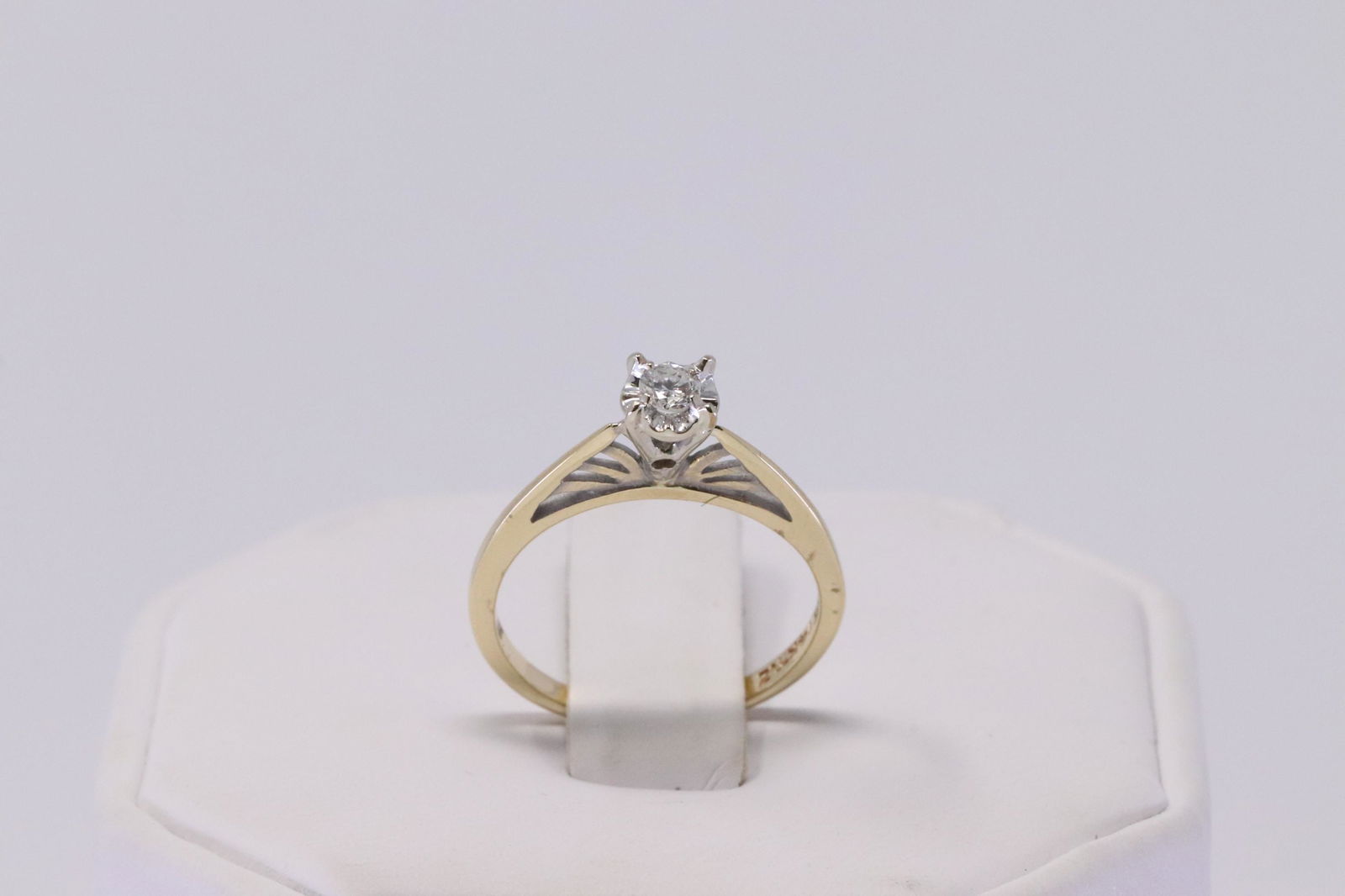 14Kt Vintage Yellow Gold Diamond Ring.: 14Kt Ladies Yellow Gold Diamond Ring. Ring has 1 Diamond in the center. Ring size: 5.25. Diamonds weight apprx 0.10ct.
