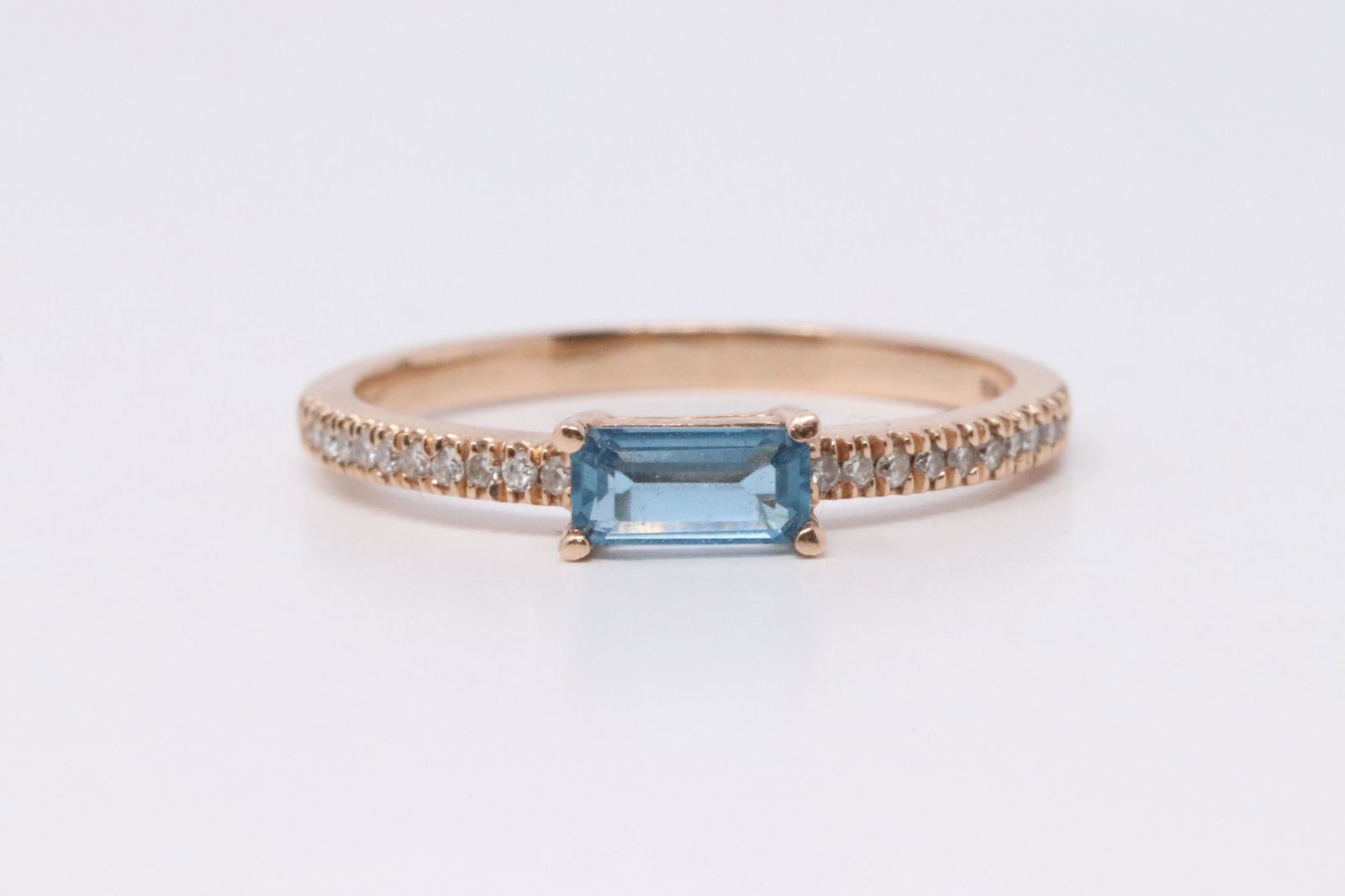 14Kt Rose Gold Blue Topaz & Diamond Ring.: 14Kt Ladies Rose Gold Blue Topaz Diamond Ring. Ring has 1 Blue Topaz Stone in the center With Diamonds Side To Side. Diamonds Weight: 0.25 cttw. Ring size: 7.00. #AY