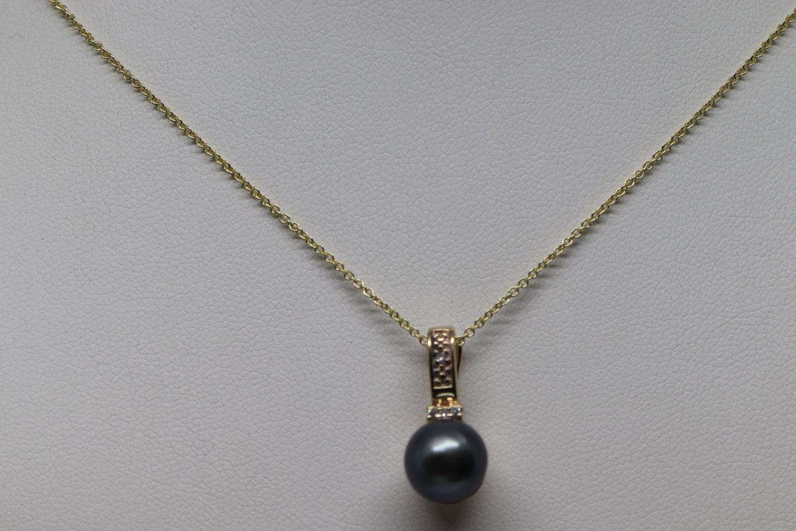 14k Diamond And Pearl Necklace.: This Is A 14k Diamond And Pearl Necklace. This necklace has 4 round brilliant diamonds and the center stone is a Tahitian Pearl. Total weight is 4.6g.