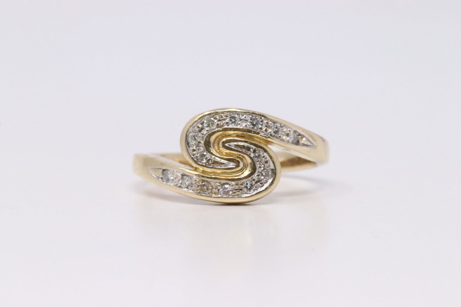 14Kt Yellow Gold Vintage Diamond Ring.: 14Kt Ladies Yellow Gold Vintage Diamond Ring. Ring has 14 Diamonds side to side. Ring size: 5.75. Total weight: 3.08 Grams.