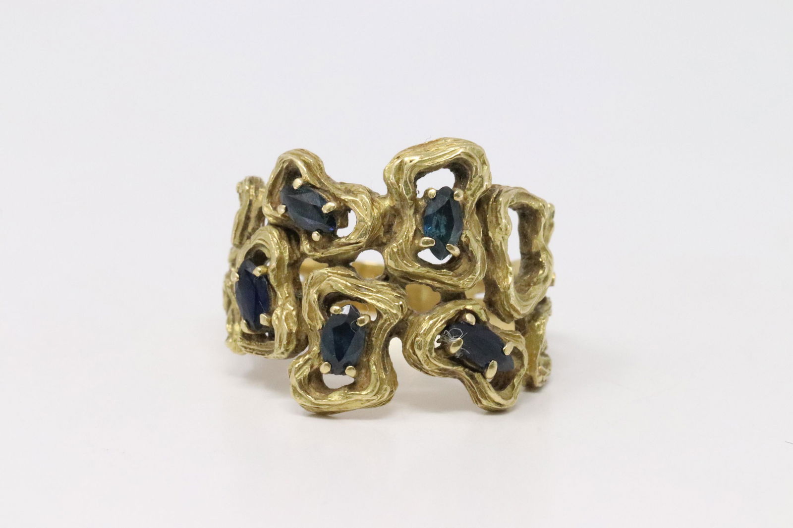 18kt Yellow Gold Vintage Sapphire Ring. (1 of 4)