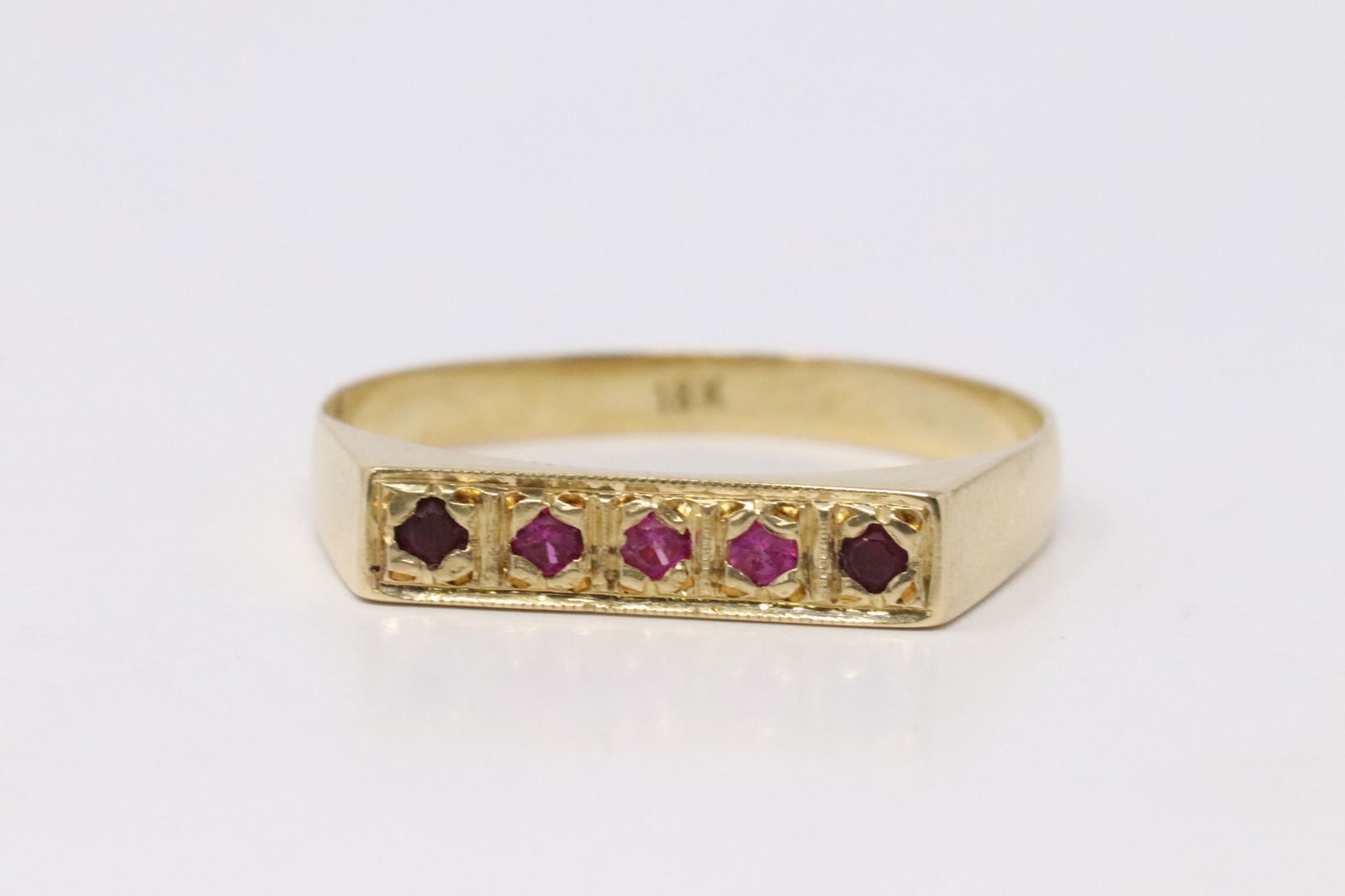 18Kt Yellow Gold Vintage Ruby Ring. (1 of 4)