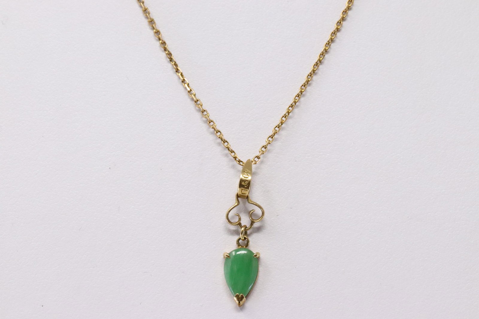18Kt Yellow Gold Jade Pendant. (1 of 4)