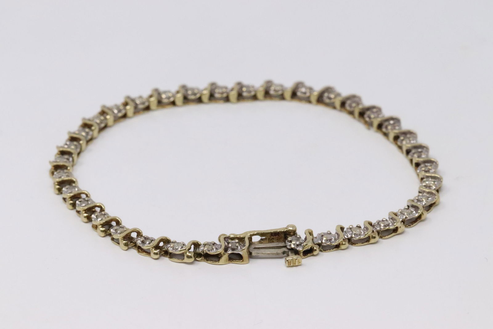 10Kt Yellow Gold Diamond Bracelet. (1 of 5)