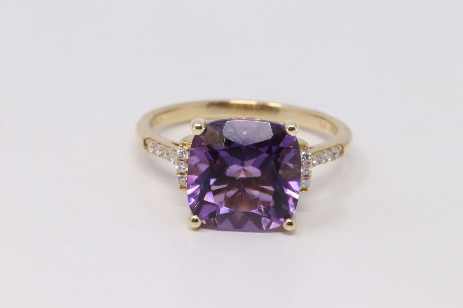 14KT Ladies Yellow Gold Diamond/ Amethyst Ring. (1 of 3)