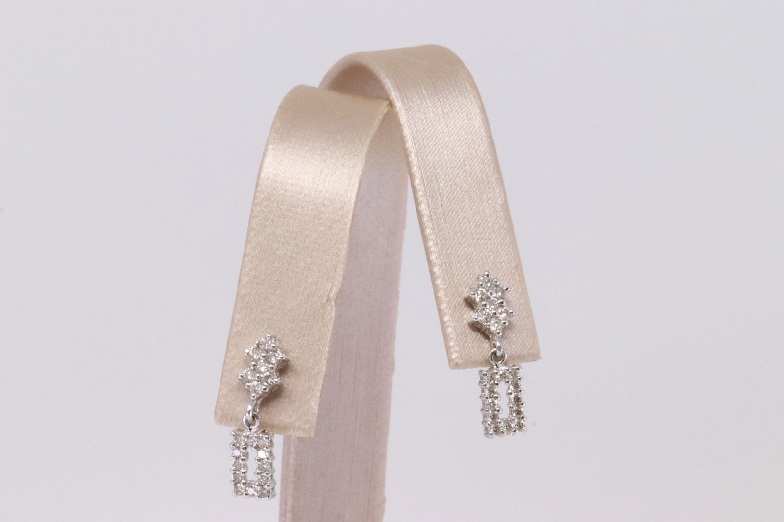 18Kt White Gold Diamond Earring. (1 of 4)