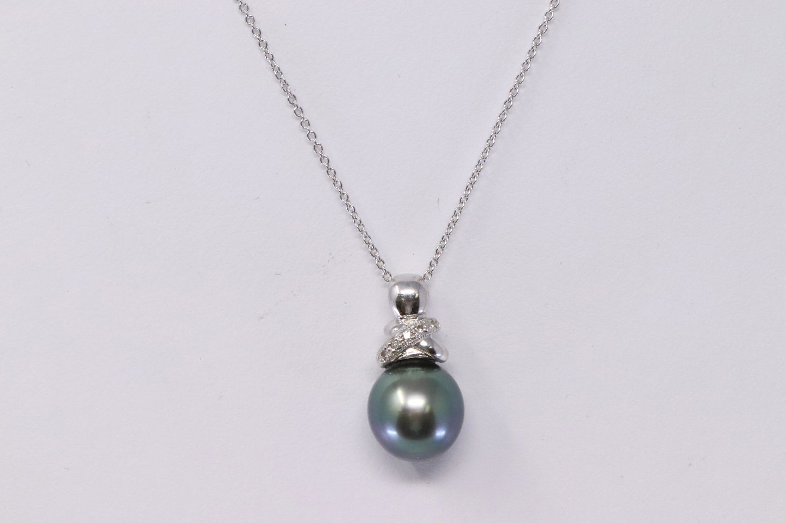 18Kt Tahitian Pearl/ Diamond Pendant. (1 of 3)
